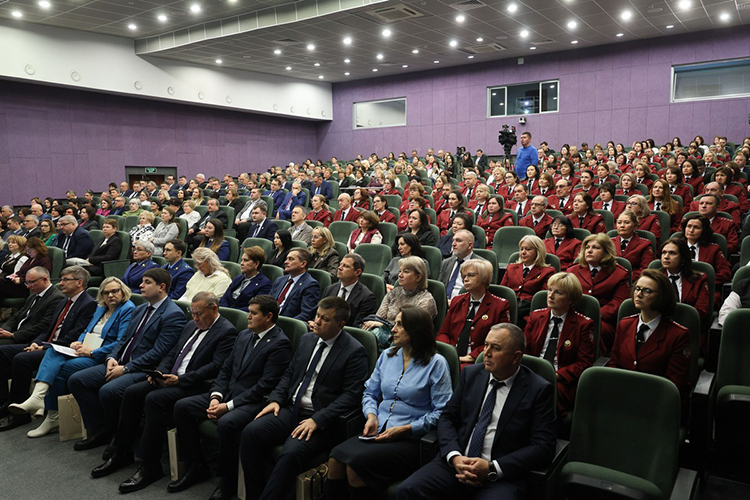 К 10 часам утра зал был полон, свои места заняли руководители министерств и ведомств, сотрудники Роспотребнадзора, главврачи казанских и республиканских больниц