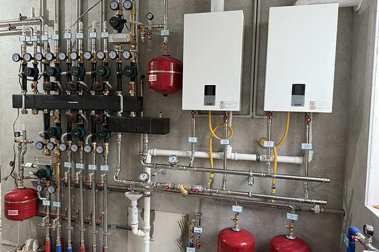 «Средний чек за дом площадью 135 м² с одним санузлом обойдется в 650 тысяч рублей за работу и еще 1,2 миллиона &mdash; за материалы. Моя компания работает в премиум-сегменте»