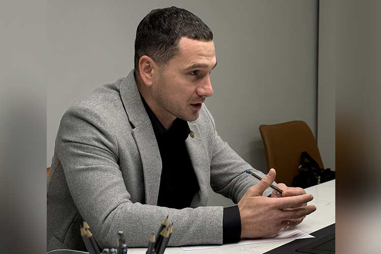 Руководитель компании «МИР» Дмитрий Салимов: «Мы выполняли обвязку приточно-вытяжных установок на Казанской ТЭЦ-2, занимались отопительной системой для поликлиники ДРКБ, монтировали узлы погодного регулирования в казанском аэропорту и многоэтажках по программе капремонта»