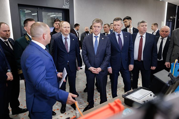 По традиции вначале была организована выставка, на которой гости могли оценить новые проекты и успехи ведомств