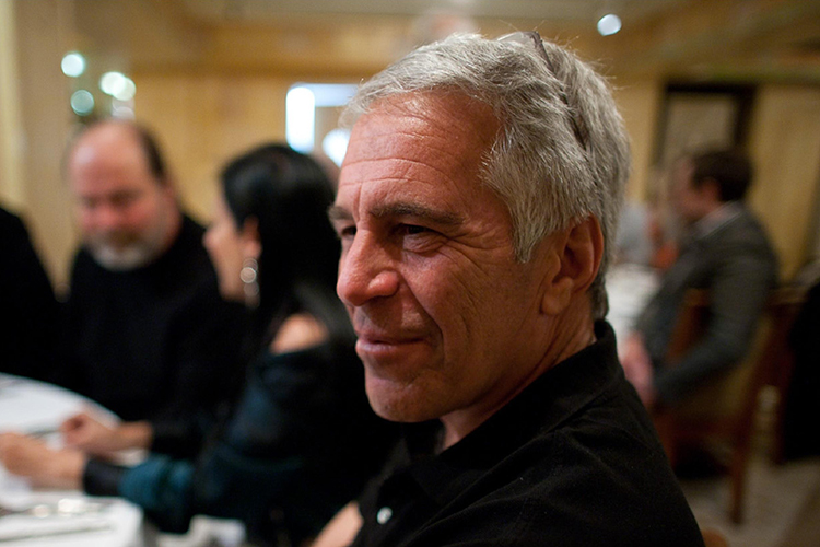 «Сам Трамп несмотря на многолетнюю дружбу с Эпштейном (на фото) утверждал, что не имеет к его преступлениям никакого отношения. Но после скандала с Маском все снова закрутилось»