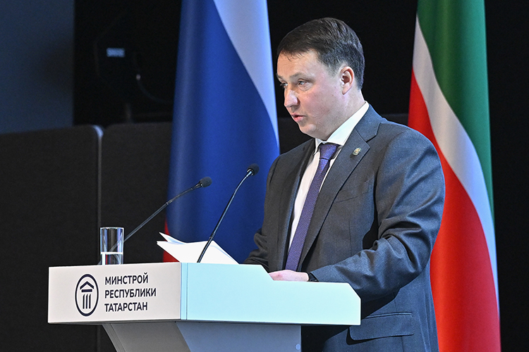 Вклад стройкомплекса в валовой региональный продукт республики &mdash; более 7%, объем работ в сопоставимых ценах &mdash; свыше 1 трлн рублей, заявил с трибуны министр строительства, архитектуры и ЖКХ Татарстана Марат Айзатуллин