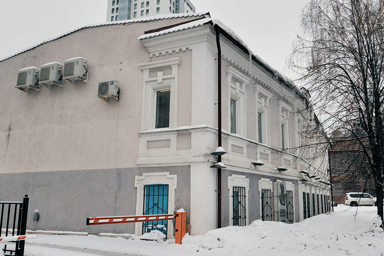 По мнению эксперта, объект не обладает историко-культурной ценностью и особенностями (предметом охраны), утратил подлинную материальную и духовную основу, историко-градостроительную среду, соответствующую периоду его создания, и не соответствует критериям объекта культурного наследия