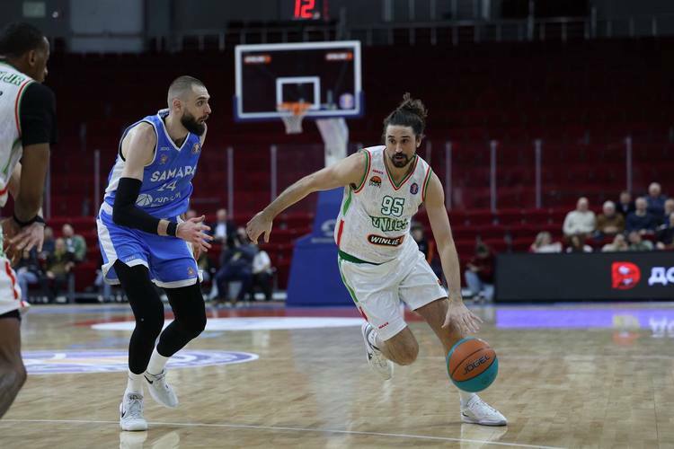 Алексей Швед (с мячом)