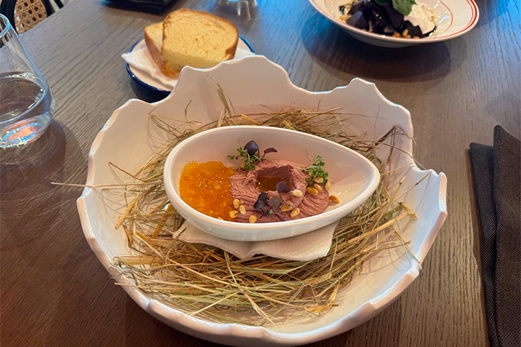 Паштет не лучший: вкус резкий, горьковатый. А вот бриошь к нему подают хорошую: теплую, хрустящую снаружи и мягкую внутри