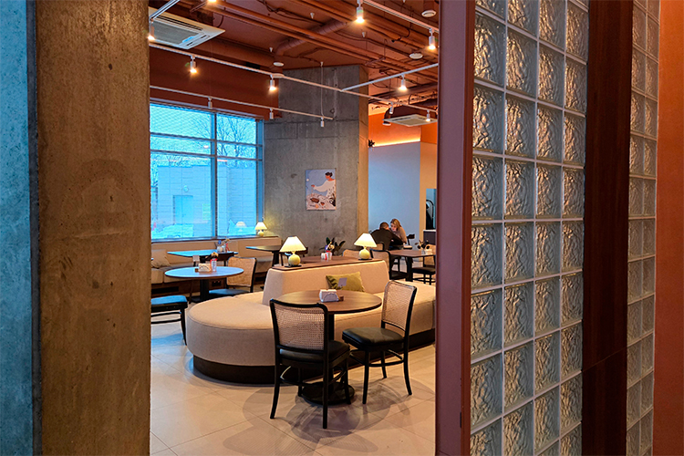 Декора немного