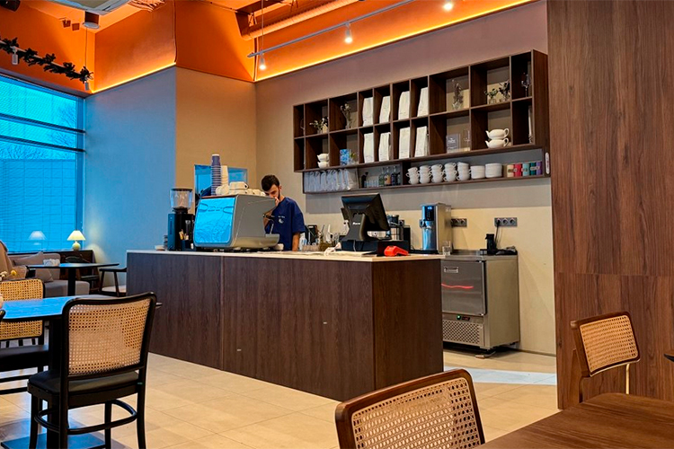 Кухня задержала выдачу на несколько минут &mdash; вот вам комплимент (мы ждали, кстати, совсем недолго). Пришли бракованные маленькие стаканчики для кофе с собой &mdash; нальют сразу в стаканы 0,3, не дожидаясь, пока гость обольется