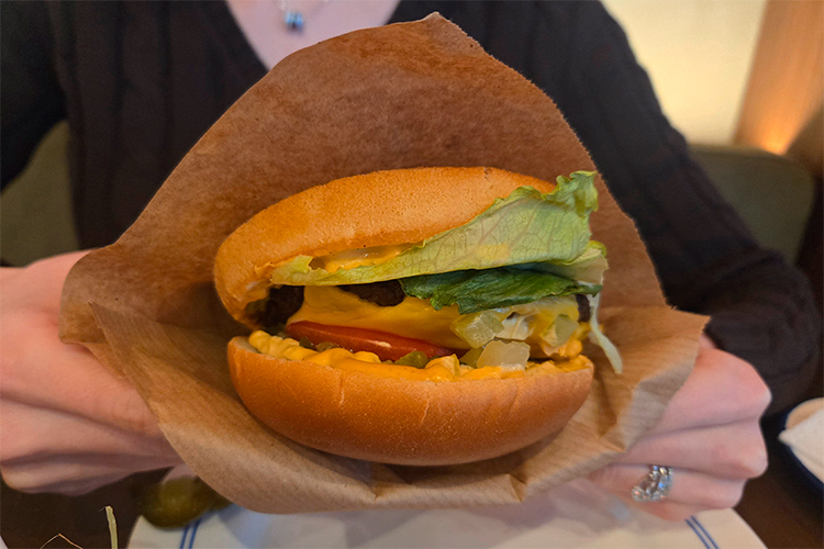 Бургер с котлетой из мраморной говядины, если верить соцсетям, топ-1 среди блюд, которые «разлетаются с папиной кухни каждый день». Он напоминает такой универсальный курортный бургер, который за пять минут собирают в баре в аквапарке хорошего пятизвездочного семейного отеля в Турции