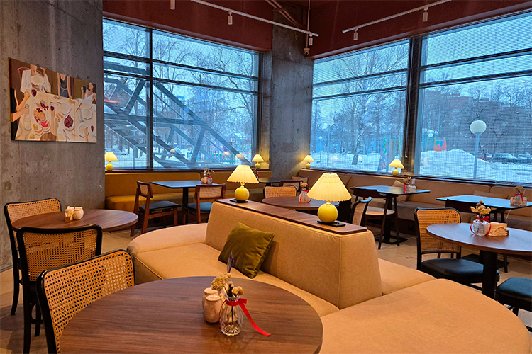 Интерьер La Papa сдержанный, в спокойных тонах