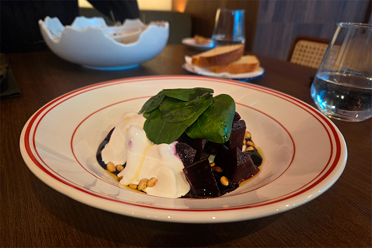 Салат неплохой, но с маслом переборщили