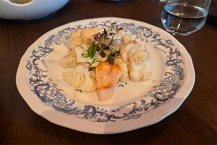 Курицы много, она вкусная и сочная, классная цветная капуста «аль денте», приличный размер порции