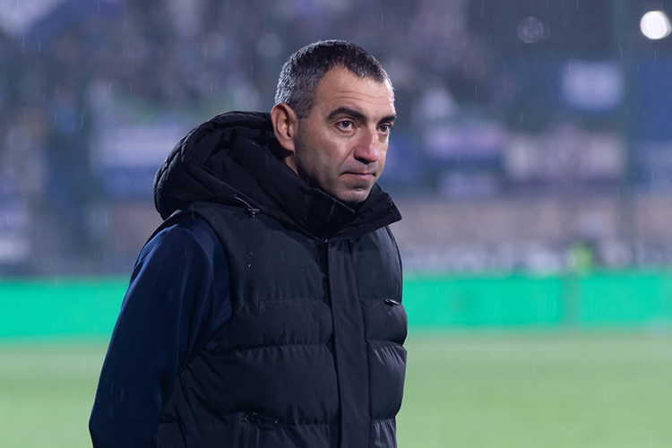 По нашей информации, Карадениз рассматривался одним из кандидатов на замену Ильдару Ахметзянова в «КАМАЗе». Тренер ездил в Набережные Челны на собеседование к президенту Наилю Магдееву, но автозаводцы остановили выбор на Антоне Хазове