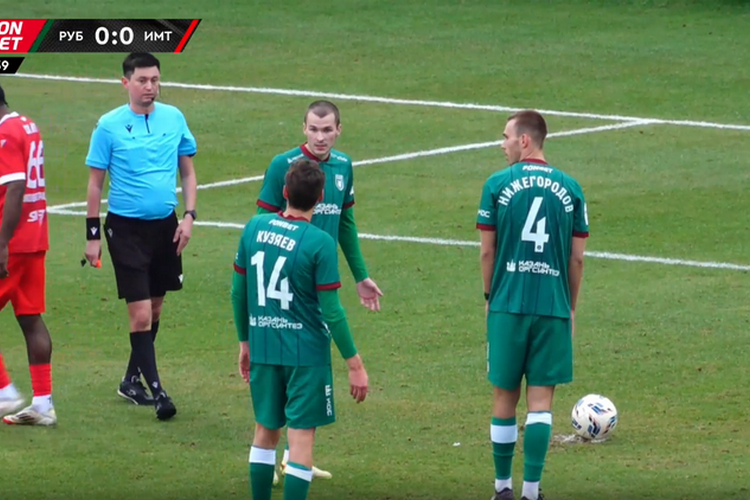 Кузнецов спорит с Кузяевым за право пенальти. В итоге бил Нижегородов