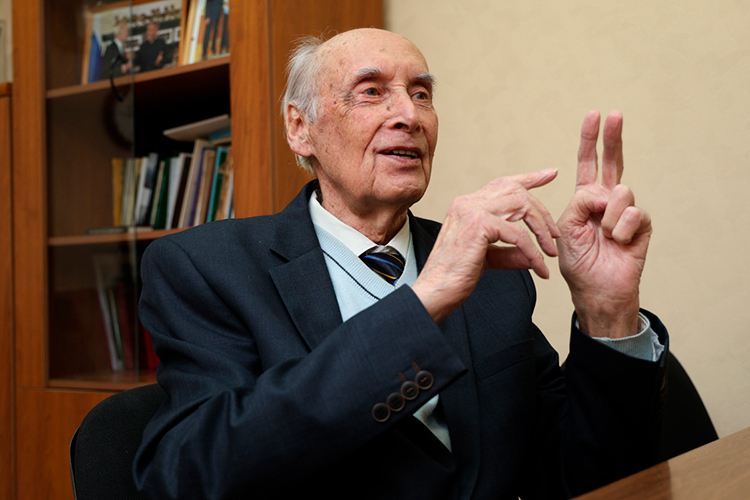 «Я стрессолог, специалист по стрессам. И знаю, что небольшие стрессы всегда помогают, когда на тебя действует большой стресс»