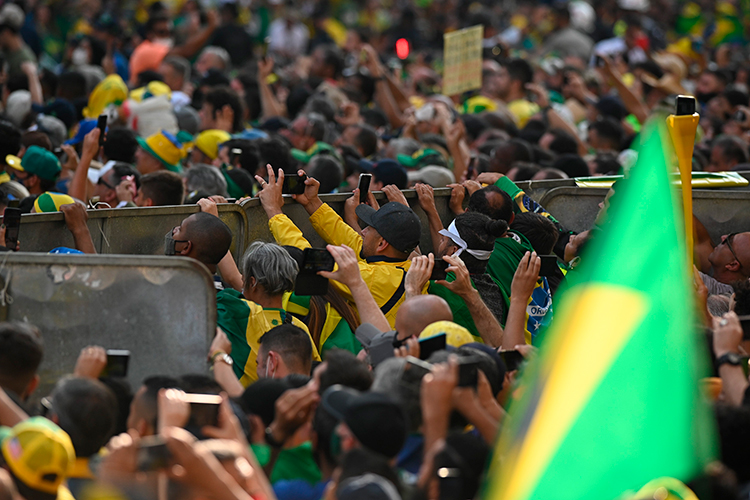 «Есть очень мощные социальные движения &mdash; такие, например, как «Движение безземельных крестьян» в Бразилии, в котором участвуют миллионы людей»