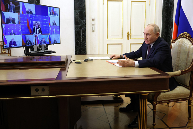 Владимир Путин собрал второе за неделю совещание с постоянными членами совбеза, чтобы обсудить перспективы международного транспортного коридора «Север – Юг»