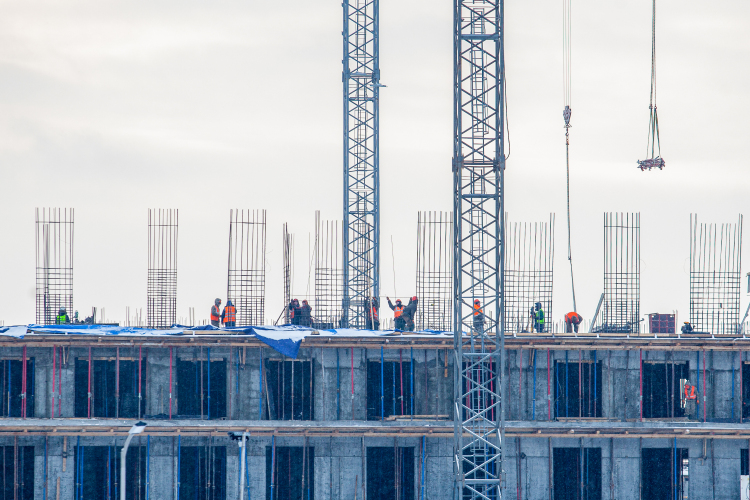 Дома планируется возводить рядом с жилым комплексом «Квартал Ю», слева от ледовой арены. Высота зданий &mdash; до 8 этажей, квартиры обещают сдать с чистовой отделкой