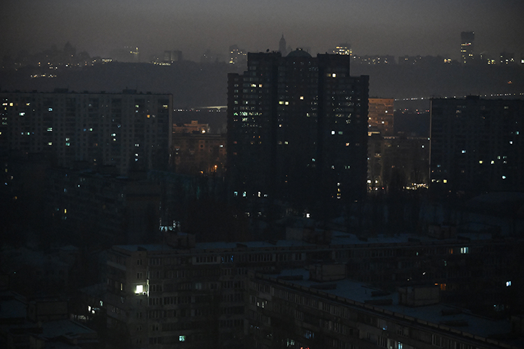 «Население обозлено, тем более что те же киевляне, а там сосредоточено все-таки несколько миллионов человек, в условиях блэкаута видят, как жируют нувориши. Видят, что в ночных клубах, кабаках есть и свет, и вода, и тепло, и электроэнергия, все в порядке, в отличие от домов рядовых граждан»