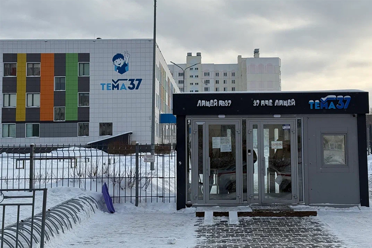 «Мотив нападения ребенка выясняется. Некоторые телеграм-каналы сообщали о том, что мальчик мог запланировать нападение после трагической гибели одноклассницы»