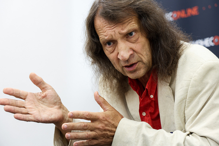 Павел Шмаков: «Сегодня, чтобы ребенок уважал учителя, тот должен это уважение заслужить &mdash; своим интеллектом, харизмой, профессионализмом. Одного возраста и должности уже мало»