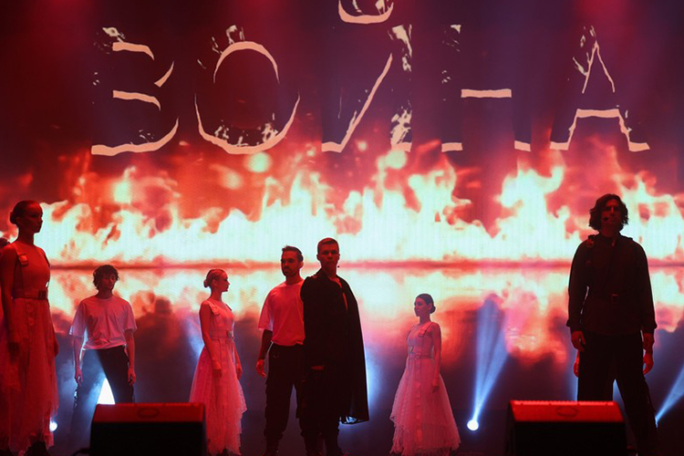 Путь к бессмертию через арию о войне: премьера спектакля «Бессмертный знаменосец» в Казани