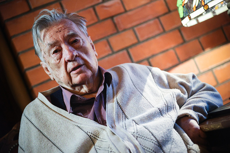 Литературной основой как «Хождения в огонь», так и «Бессмертного знаменосца» стали стихи известного писателя и общественного деятеля Александра Проханова