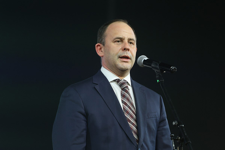 Азат Абзалов: «Город Казань в своей истории знал много подвигов в труде. Сегодня казанцы, татарстанцы наряду со всеми участниками СВО защищают нашу страну, наше будущее и суверенитет нашей России. Один народ, одна судьба, одна победа. Это не просто слова. Это девиз концерта, девиз сегодняшнего дня»