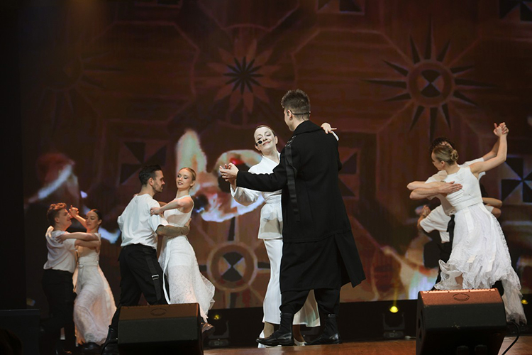 Действие первое: на сцену выходят артисты Театра концептуальной музыки, которые начинают исполнять вальс