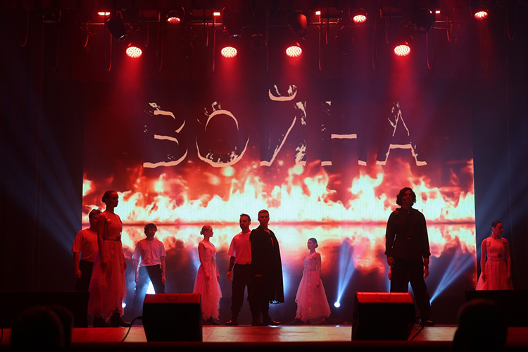 В среду в казанском КДК им. Ленина прошел показ спектакля-концерта «Бессмертный знаменосец: музыка единства и побед»