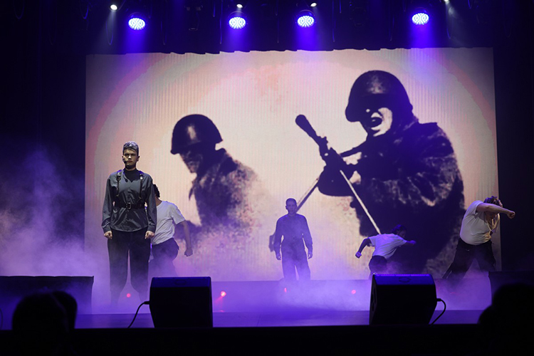 Зрителя сразу же переносят в 1941 год