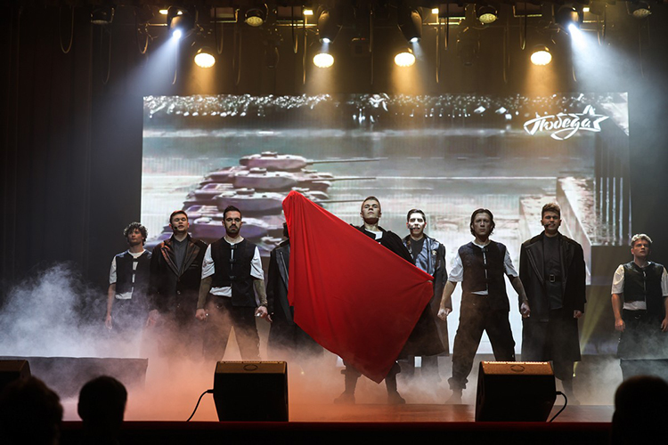 Заканчивается действие второе выносом красного стяга под гром первых за все время аплодисментов зрителей