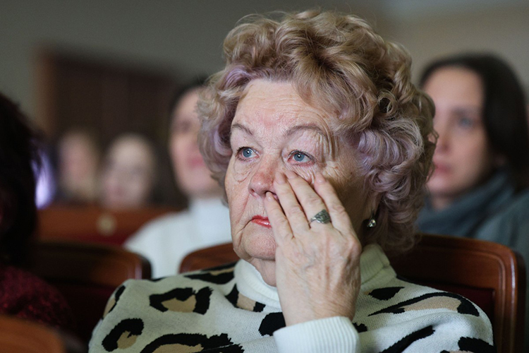 Бо́льшая часть зала заплакала