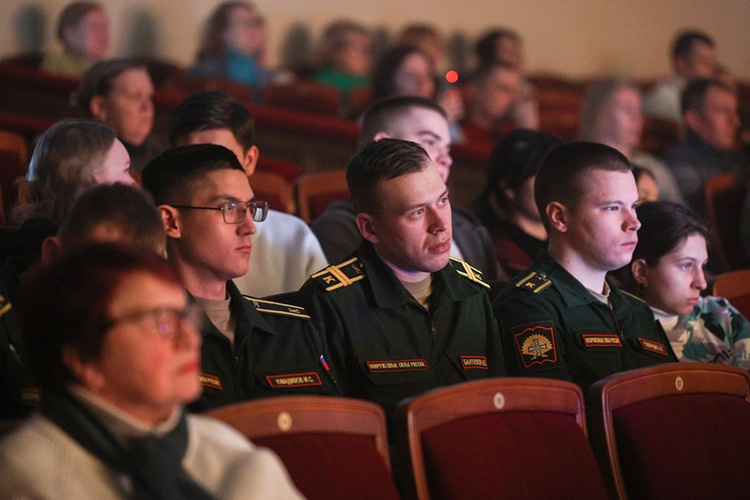 Подавляющее большинство присутствующих на спектакле в Казани &mdash; участники СВО, ветераны, члены их семей, работники оборонных предприятий, волонтеры, представители гуманитарных организаций города и просто неравнодушные
