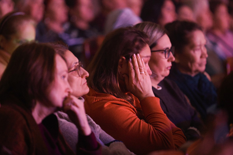 Удалось ли демонстрацией военных действий донести их до зрителя? Если судить по слезам, что накатывались у казанского зрителя ближе к финалу постановки, &mdash; да, удалось
