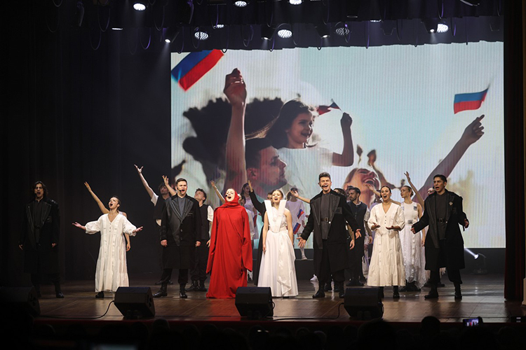 Основным приемом, который использовали авторы постановки для донесения мысли о бессмертии, стало образное изображение ключевых знамен и символов различных эпох в истории страны