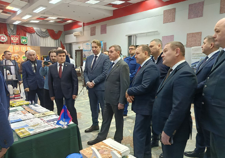 Прибыл на коллегию и федеральный гость &mdash; заместитель директора департамента ветеринарии минсельхоза РФ Андрей Муковнин. Делегация заинтересовалась традиционной для таких мероприятий выставкой сельхозпродукции и ветпрепаратов