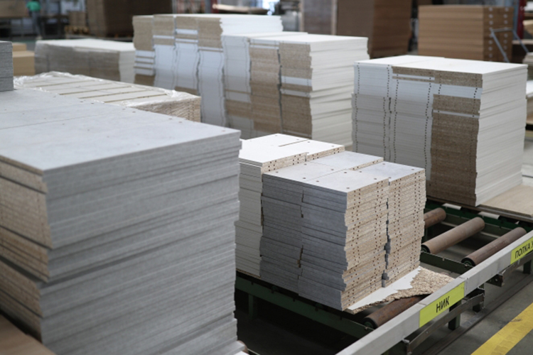 Появились новые детали продажи не работающего с 2020 года Зеленодольского фанерного завода. Его территорию купило не принадлежащее республике АО «Татдортрансинвест», а Уральский горнопромышленный холдинг (УГПХ) миллиардера Сергея Мазуркевича