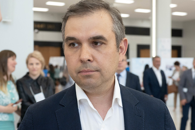 Финального решения, кто займет кресло Хидиятова принято не было. Кандидат номер один &mdash; главврач челнинской Больницы скорой медицинской помощи Марат Мухамадеев