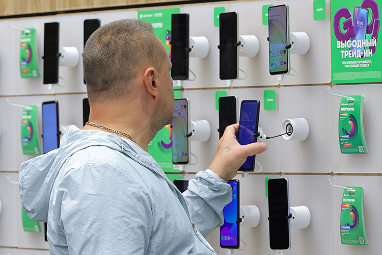 Российский рынок смартфонов в 2025-м сократился на 19–25% в годовом выражении, составив 24,2 млн проданных устройств на сумму 588 млрд рублей