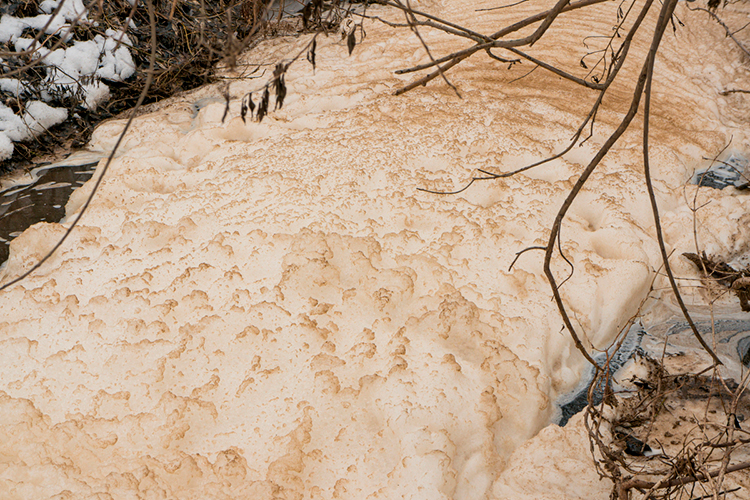 Основными загрязняющими веществами являются сульфаты, хлориды, нитраты, взвешенные вещества, азот аммонийный, фосфаты, нефть и нефтепродукты, БПК и другие