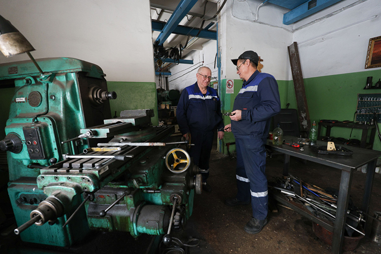 Наши электромеханики-ветераны с обидой говорят, что их труд сравняли с дворниками