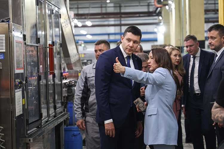 Делегация во главе с министром промышленности и торговли РФ Антоном Алихановым посетила модернизированный завод ЖМС, где установлены девять высокоскоростных линий розлива