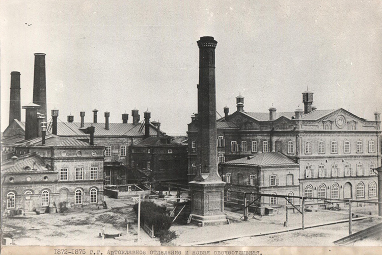 В 2025 году исполнилось 170 лет с момента основания в Казани стеариново-свечного и мыловаренного завода братьев Крестовниковых. На протяжении нескольких месяцев в центральном офисе «Нэфис Косметикс» выставлялись музейные экспонаты, чтобы сотрудники и гости могли познакомиться с богатейшей историей предприятия