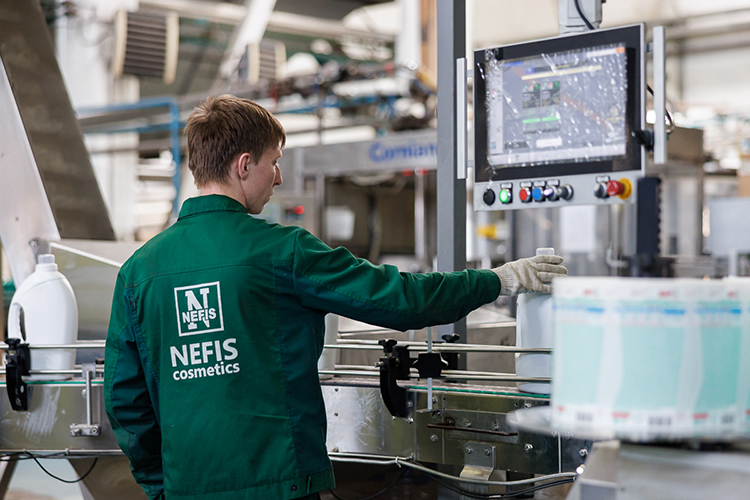 Количество вакансий на комбинате сократилось до 70 за счет набора новых сотрудников, оптимизации и роботизации. Средняя зарплата достигла 117 тысяч рублей