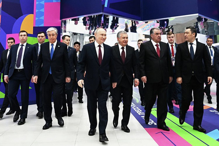 Владимир Путин одобрил идею турнира во время визита в Казань на «Игры будущего»