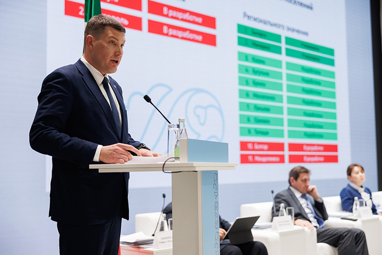 Кратко отчитавшись об успехах настоящих и будущих, Гущин перешел к проблемам