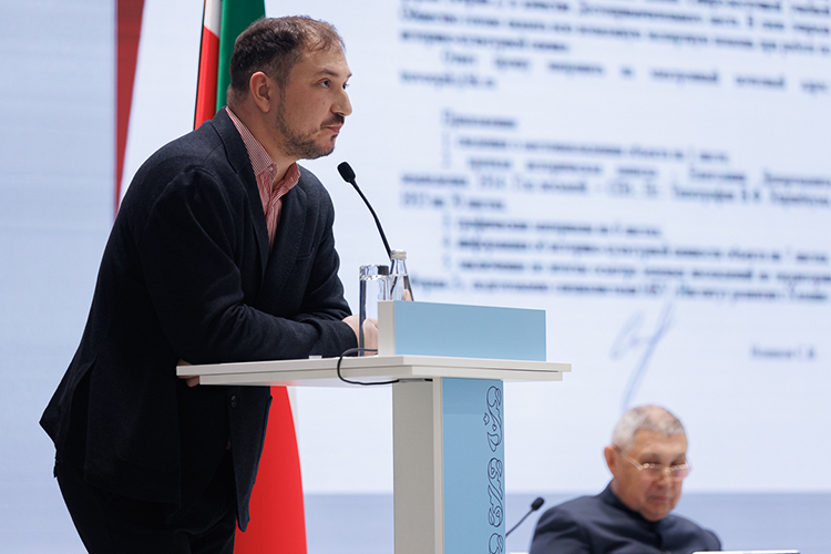 После обращения лично Фазлеевой руководитель татарстанского реготделения Степан Новиков все же получил слово, узнав об этом за два часа до начала