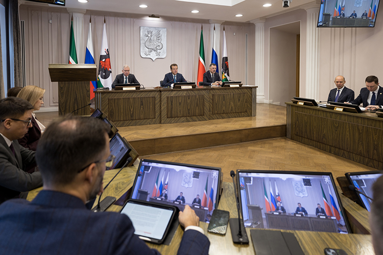 Ильсур Метшин: «Был прорыв тепловода на Вишневского, труба не выдержала повышения температуры теплоносителя, обогрев домов в Азино перевели на резервную схему, ни один дом не остыл»