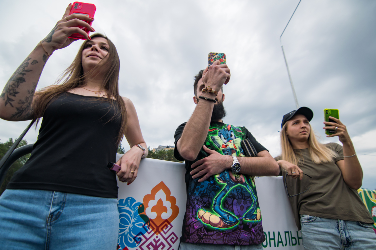 Ссылаясь на опросы, министр отметил, что молодежь проводит в соцсетях и мессенджерах более 9 часов в день, а предпочтение отдает зарубежным платформам