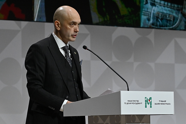 Подводя итоги года, в числе первоочередных достижений Кадыров назвал завершение первого этапа ремонта молодежного центра на базе ДК химиков